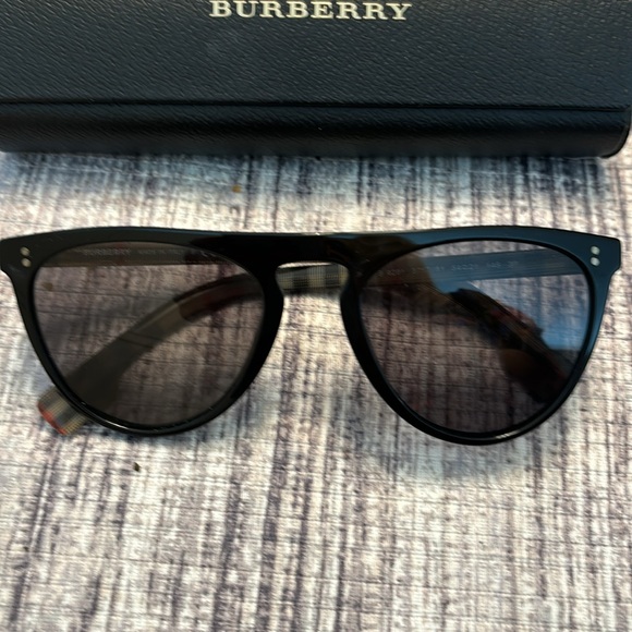 New Burberry Women’s Black Aviator Sunglasses.Authentic with box. - Picture 1 of 6